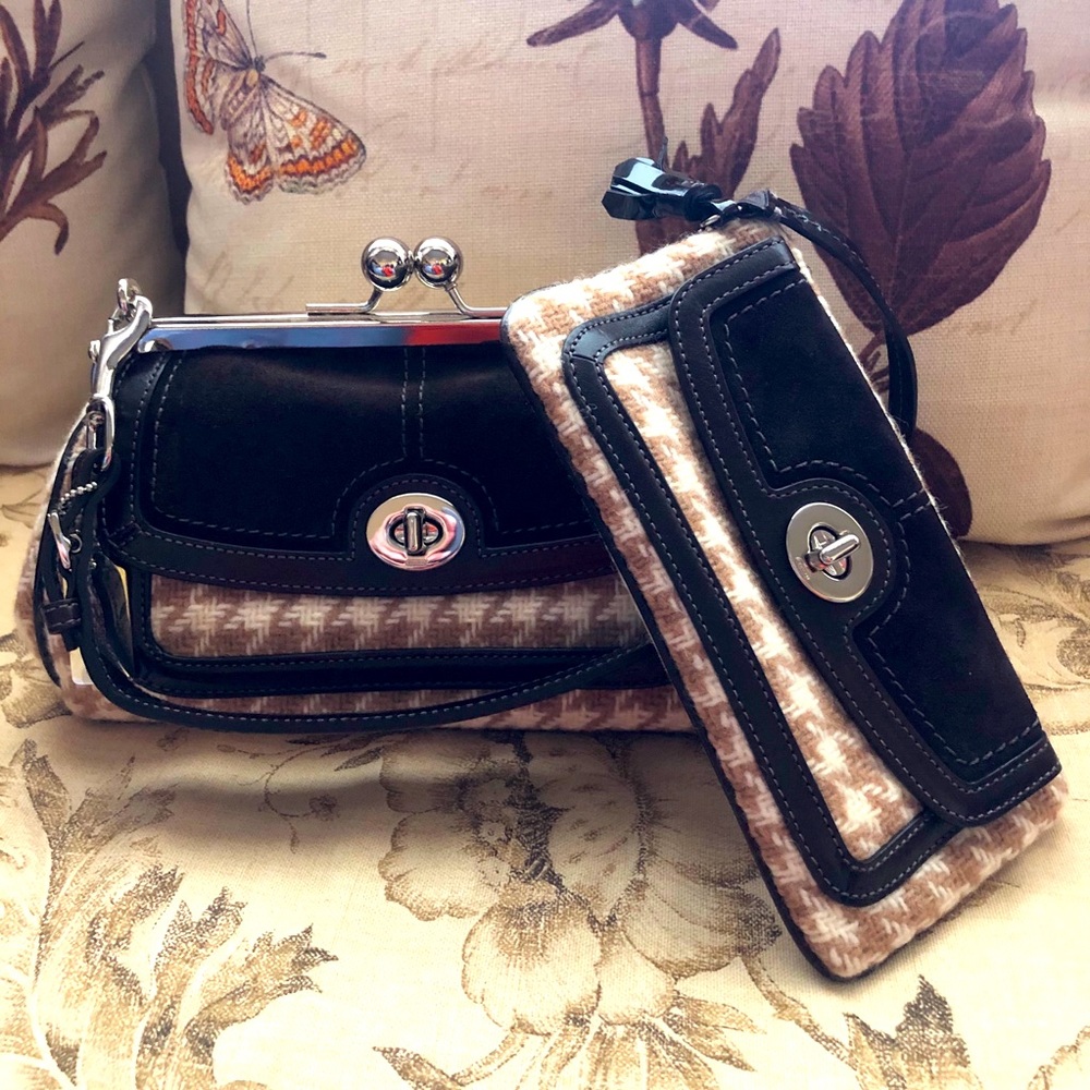 💯% Authentic Coach bag with matching wrist wallet